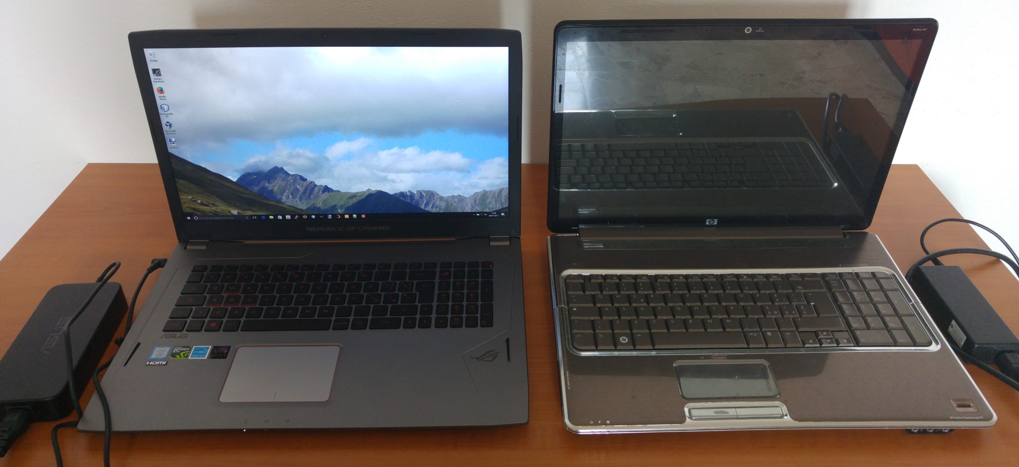Notebook  Asus ROG GL702VM-BA135T (a sinistra) e HP Pavilion dv2760el (a destra)