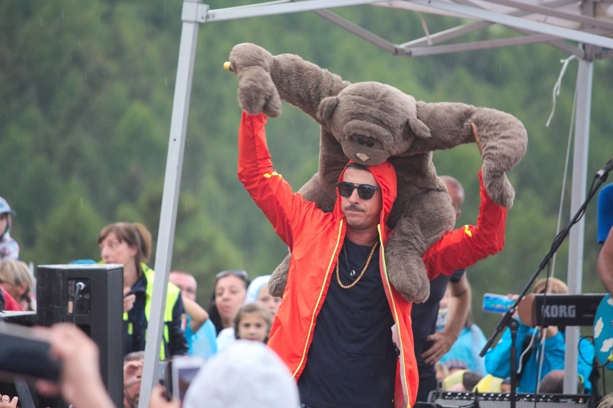 Francesco Gabbani gioca con una scimmia del pubblico