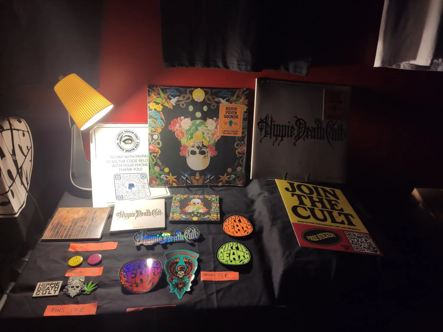 Materiale degli Hippie Death Cult in vendita al concerto