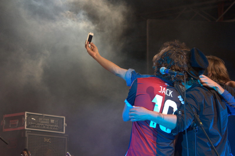 Jack Savoretti si fa il selfie con la band e il pubblico
