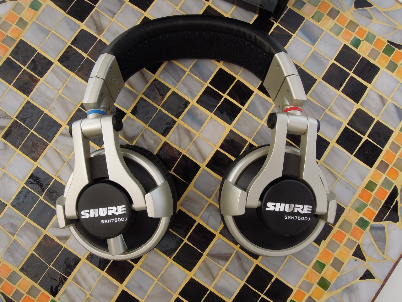 Vista cuffie Shure SRH750DJ